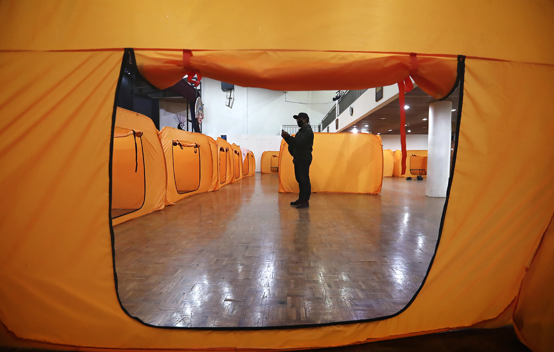 Индонезийские чиновники проинспектировали изоляционные палатки для людей с симптомами COVID-19 на стадионе Джакарты, который должен стать больницей скорой помощи