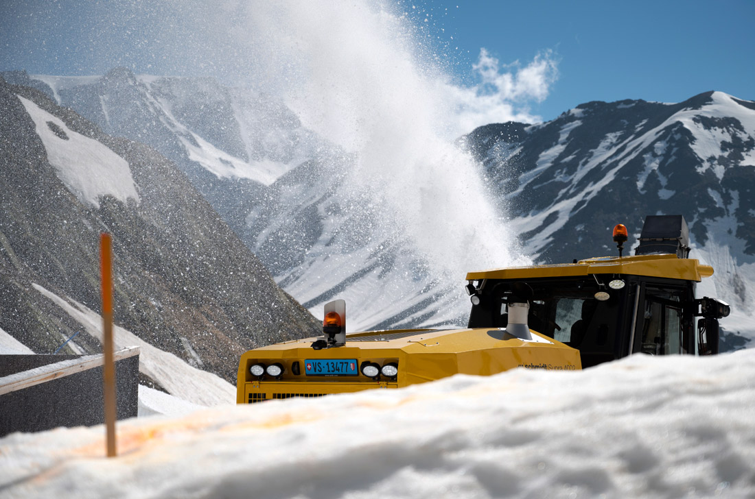 Снегоуборочные машины чистят дорогу на горном перевале Большой Сен-Бернар в Альпах