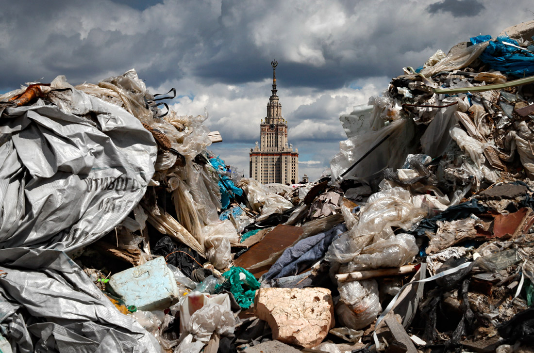 Незаконная свалка на территории будущего технологического центра "Воробьевы горы" в Москве