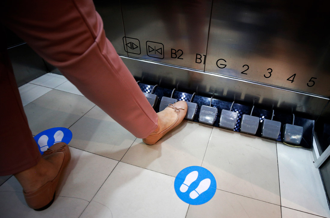 20 мая. В торговом центре в Бангкоке установили лифт c педалями вместо кнопок в целях борьбы с распространением инфекции.