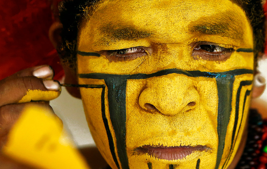 Коренной житель Амазонии в деревне Санта-Крус-Кабралия, Бразилия