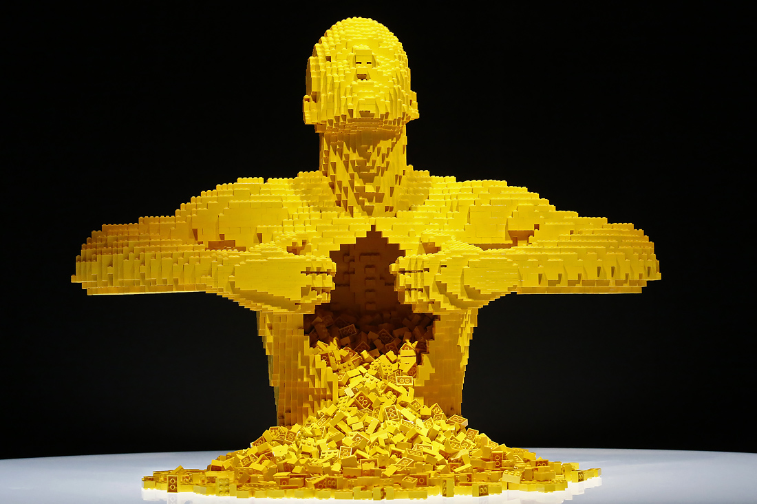 Скульптура из Lego "Yellow" в музее Далласа, США