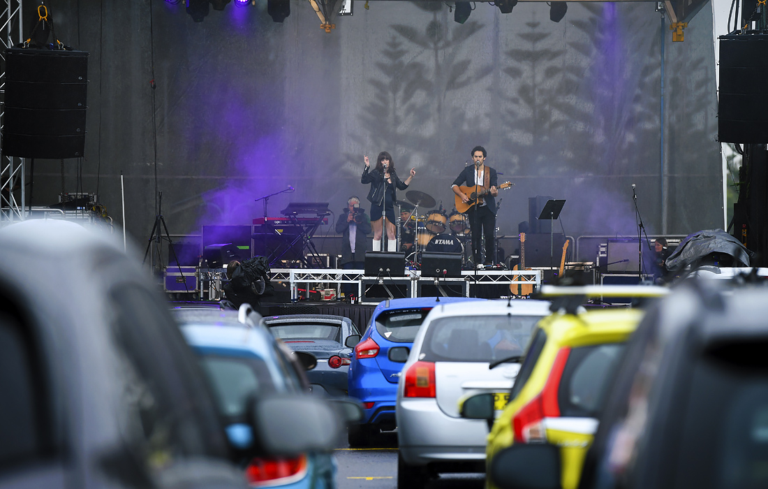 Австралийские музыканты выступили на концерте под открытым небом в Сиднее. Из соображений безопасности посетители могли послушать музыку, только находясь в своих автомобилях.