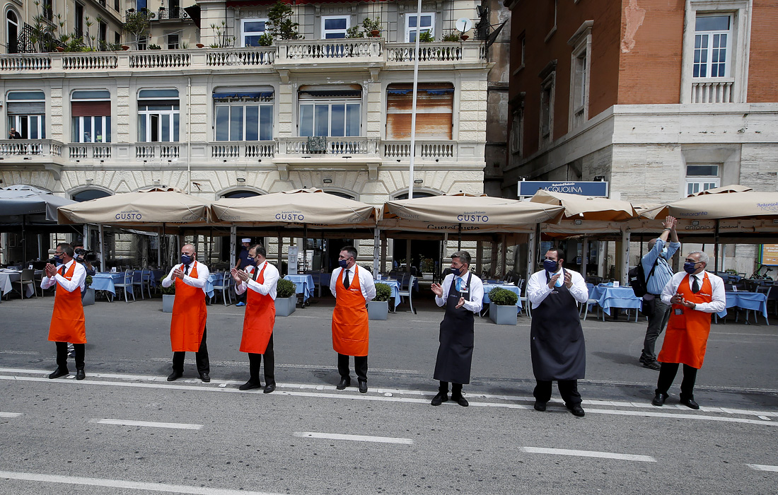 Работники ресторанов на набережной в Неаполе аплодисментами поблагодарили медиков за их борьбу с COVID-19