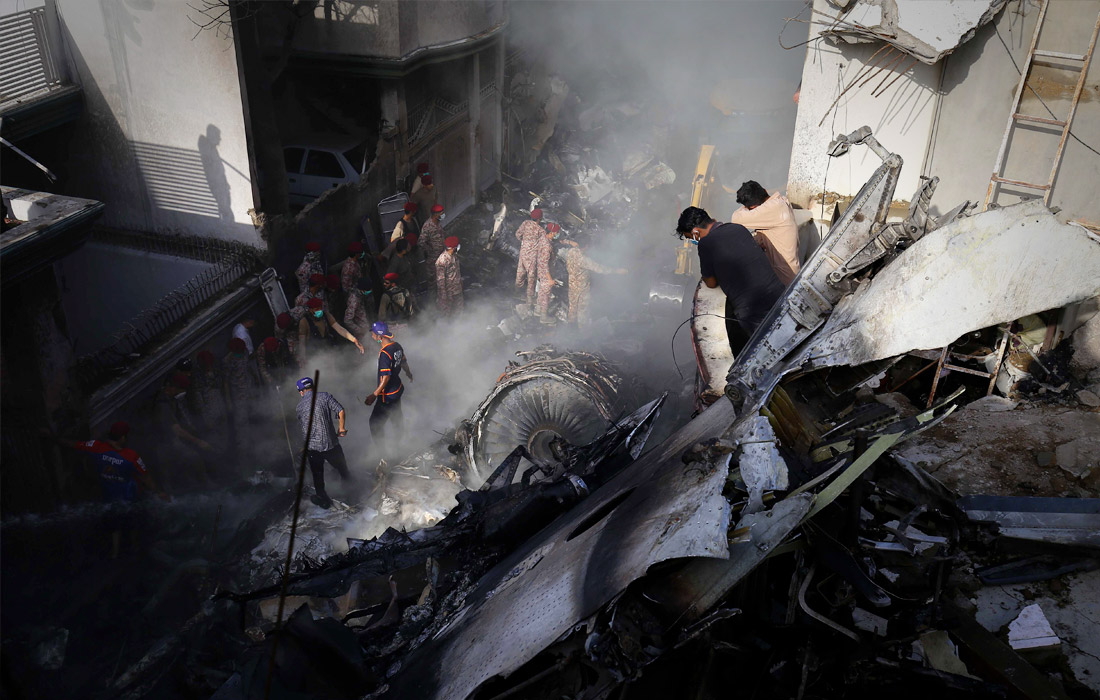 В Пакистане разбирают обломки пассажирского авиалайнера, рухнувшего на жилые дома в городе Карачи