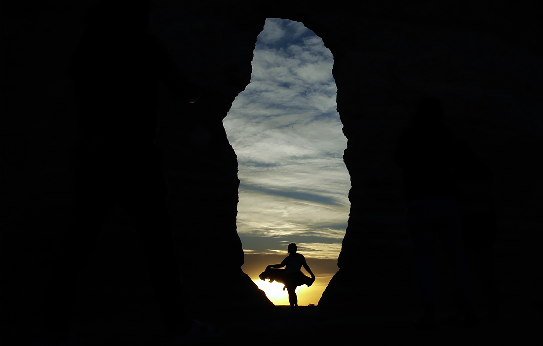 Турист в Национальном парке Monument Rocks в США