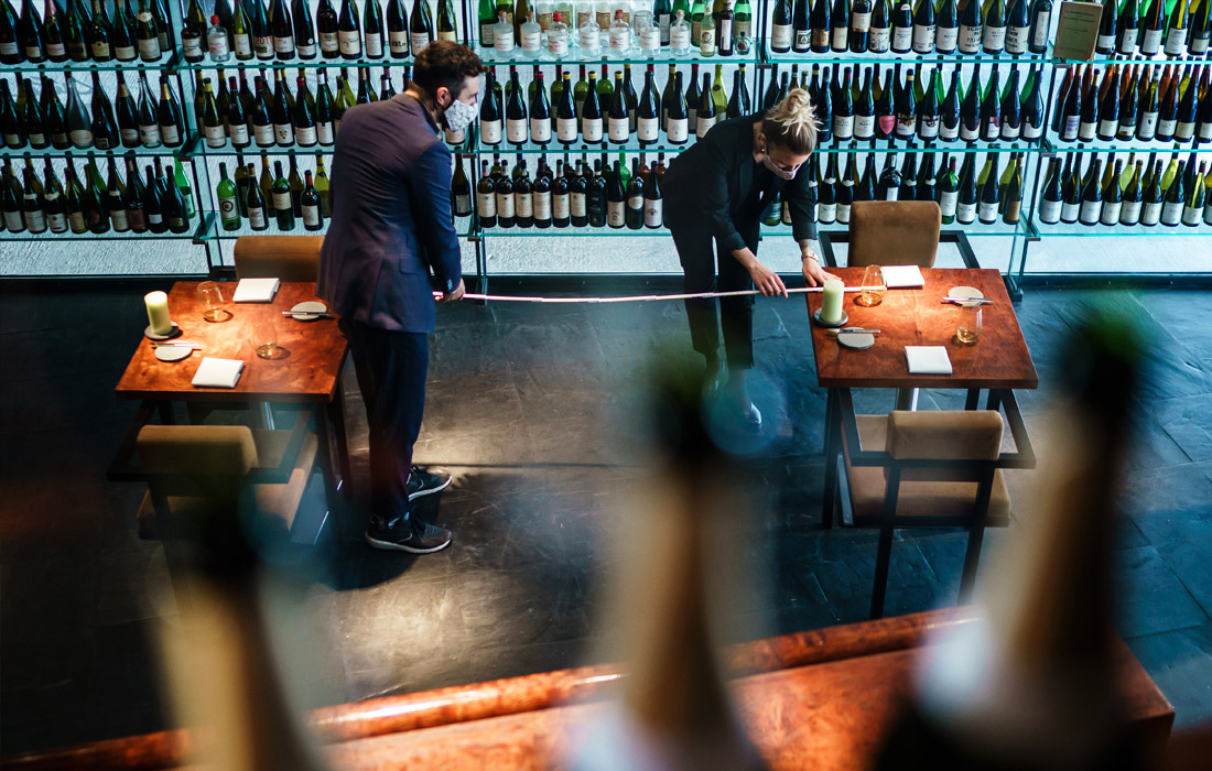 Винный бар Rutz в Берлине обеспечивает дистанцию между столиками