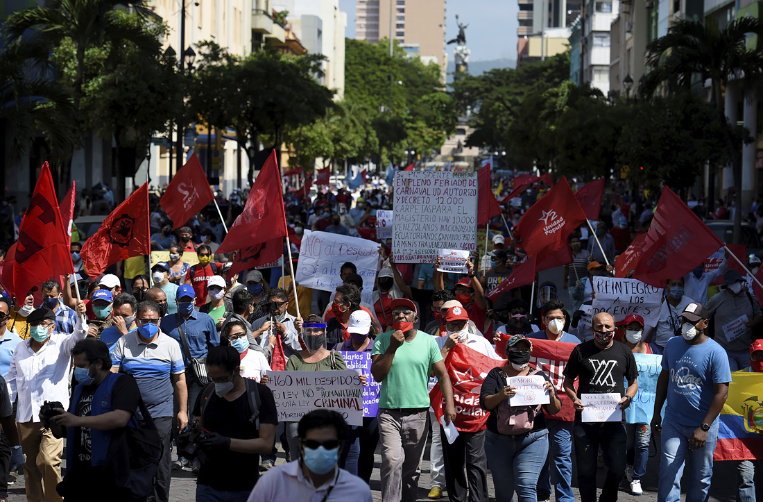 В Гуаякиле члены профсоюзных и общественных организаций провели марш против экономических мер, введенных президентом Эквадора на фоне вспышки COVID-19