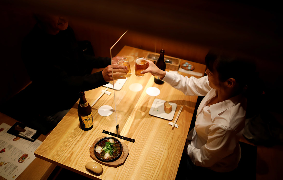 В баре Kichiri Shinjuku в Токио установили на столах прозрачные экраны