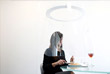 Французский дизайнер Кристоф Гернигон создал защитный экран из оргстекла, который обезопасит посетителей ресторанов от коронавируса