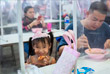 В фуд-кортах Бангкока устанавливают прозрачные пластиковые перегородки