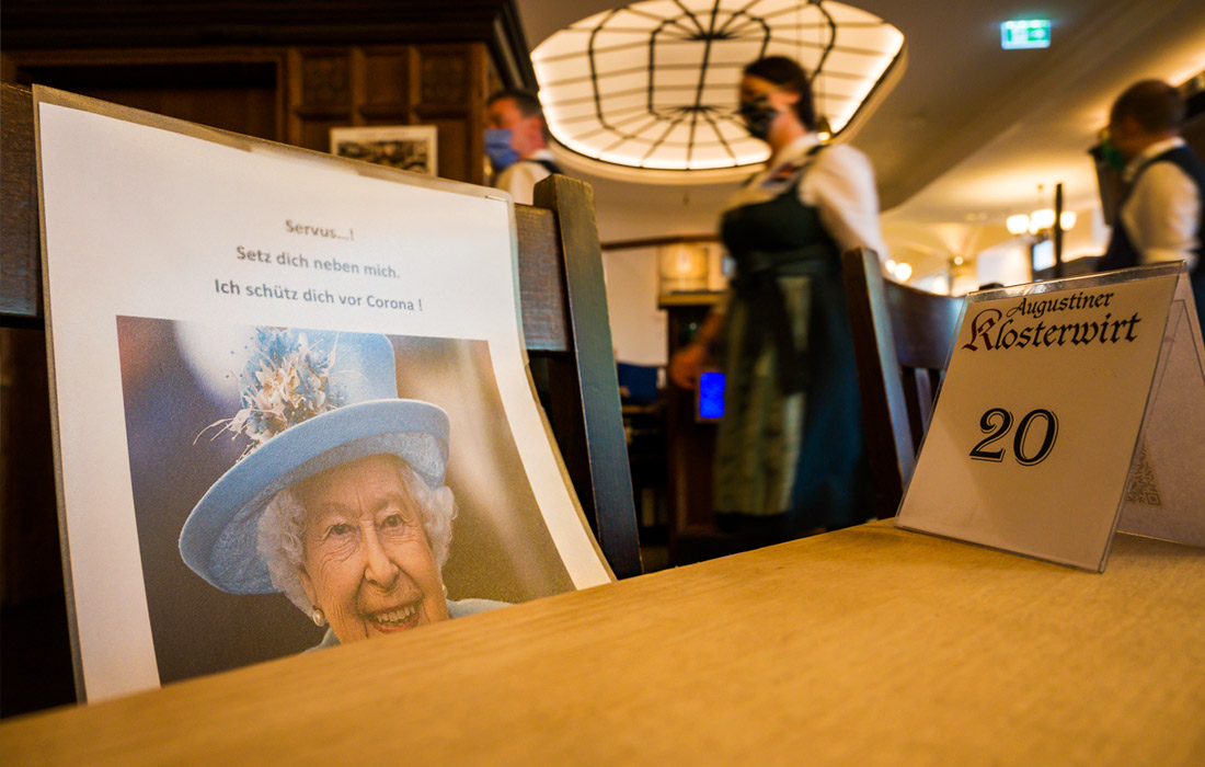 В ресторане Klosterwirt в Мюнхене ограничили посадочные места с помощью фотографий с изображением знаменитых людей