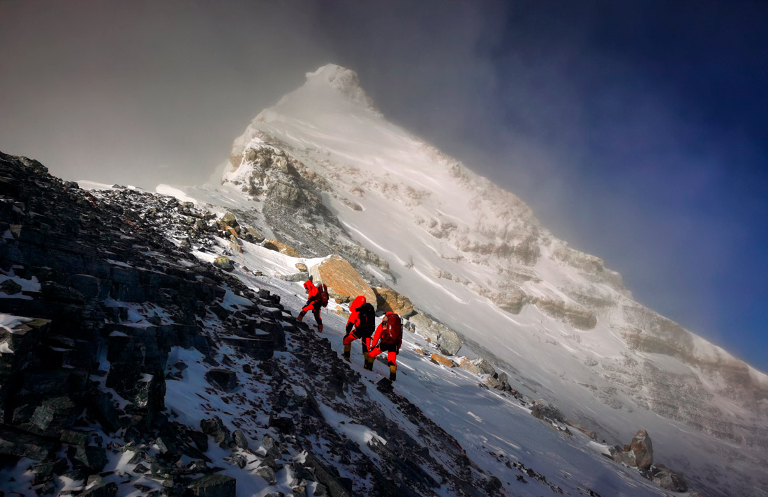 Команда китайских геодезистов и альпинистов совершила восхождение на вершину Эвереста, чтобы установить специальное оборудование для повторного измерения высоты пика