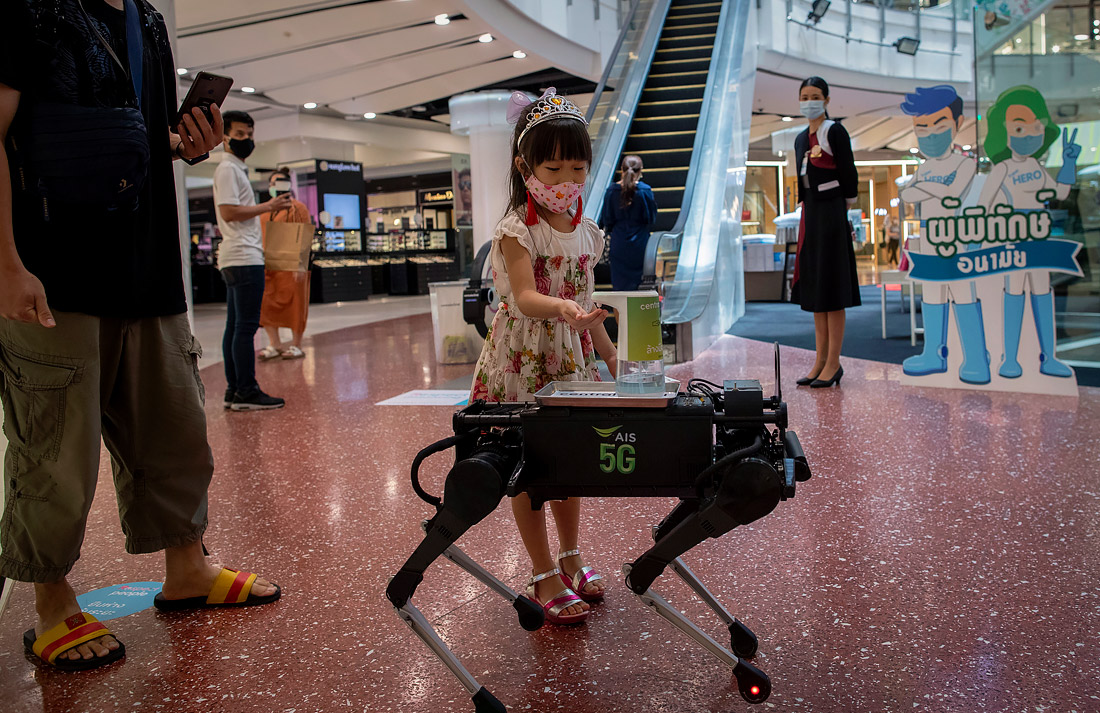 В торговом центре Бангкока появился робот с устройством для дезинфекции рук