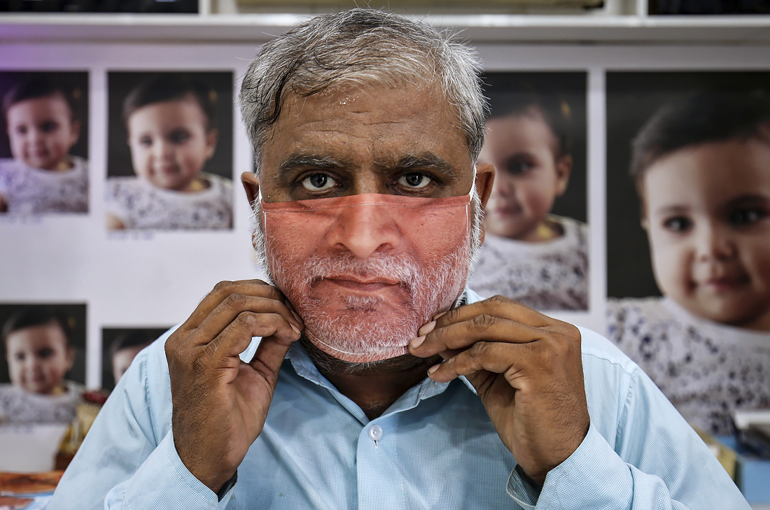 27 мая. В индийском Гандинагаре фотостудия начала печатать портреты клиентов на масках.