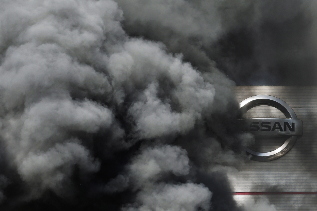 В Барселоне начались протесты в связи с закрытием завода Nissan. На фото: дым от покрышек, подожженных работниками предприятия.
