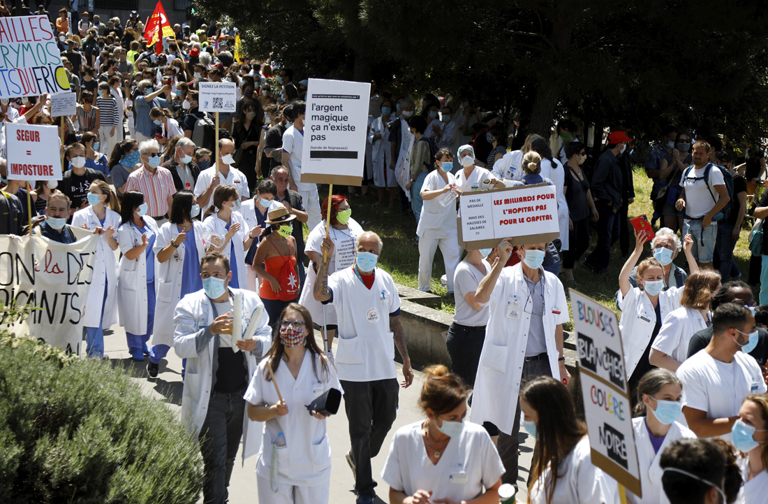 В Париже работники здравоохранения вышли на демонстрацию с призывом к увеличению финансирования больниц и улучшению условий труда для врачей и медсестер