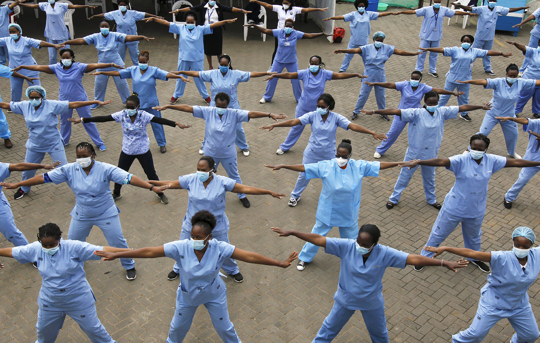 В Найроби медсестры приняли участие в программе аэробного фитнеса Zumba, которую разработали, чтобы помочь им справиться со стрессом от рабочих будней