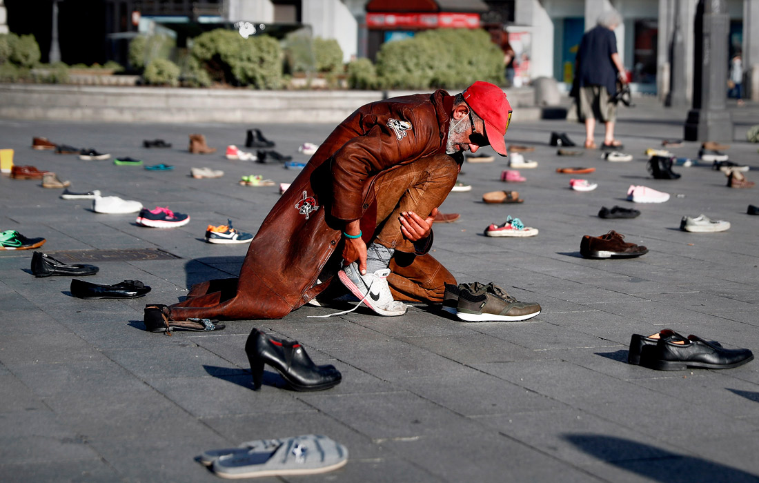Активисты экологического движения Extinction Rebellion, выступающие за активные меры по борьбе с изменениями климата, провели акцию протеста в Мадриде, разместив сотни пар обуви на центральной площади города