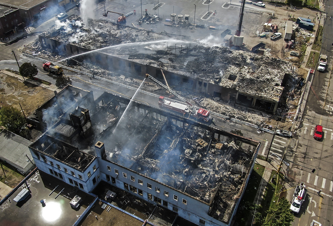 Несколько зданий неподалеку от места убийства Флойда сгорели