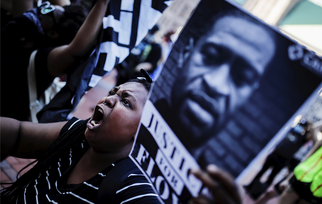 Активисты, указывая на здание муниципалитета, восклицали: "Если убийство записано на видео, почему убийцы не находятся в тюрьме сейчас?"