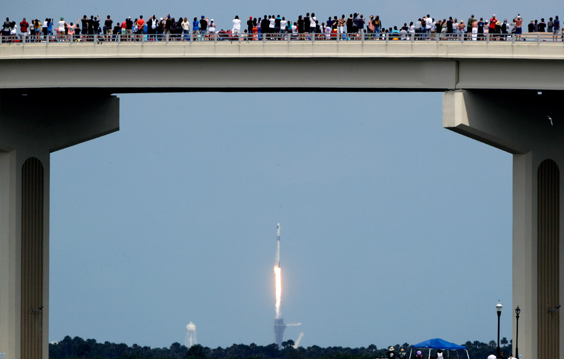 В случае успеха Crew Dragon получит сертификат НАСА на регулярные коммерческие рейсы к МКС. С 2011 года астронавты НАСА доставляются на МКС российскими кораблями "Союз", за места на котором американское космическое агентство платит России.