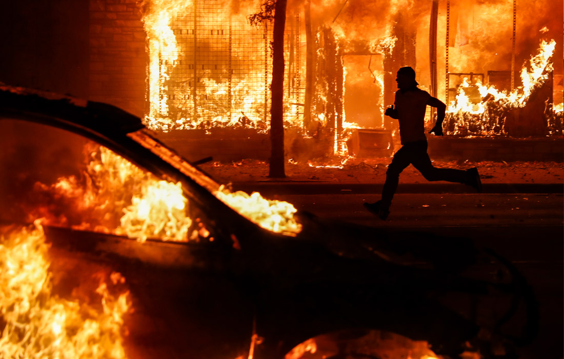 Тысячи протестующих вышли на улицы Миннеаполиса: горели здания, включая полицейский участок, и продолжались ожесточенные стычки с полицией
