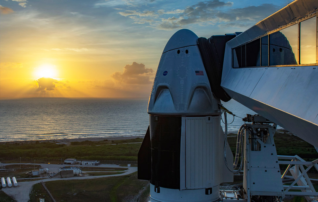 Первоначально запуск должен был состояться еще в среду, 27 мая, однако из-за непогоды в районе космодрома он был отменен за 15 минут до старта и перенесен.