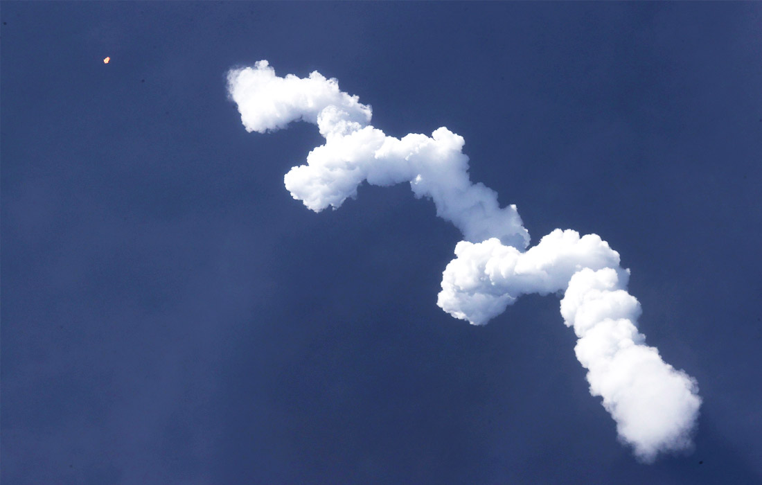 Crew Dragon доставляется на орбиту ракетой-носителем Falcon 9, которую разработала SpaceX. Первая ступень этой ракеты приземляется на плавучую платформу, и после посадки ее можно использовать снова.