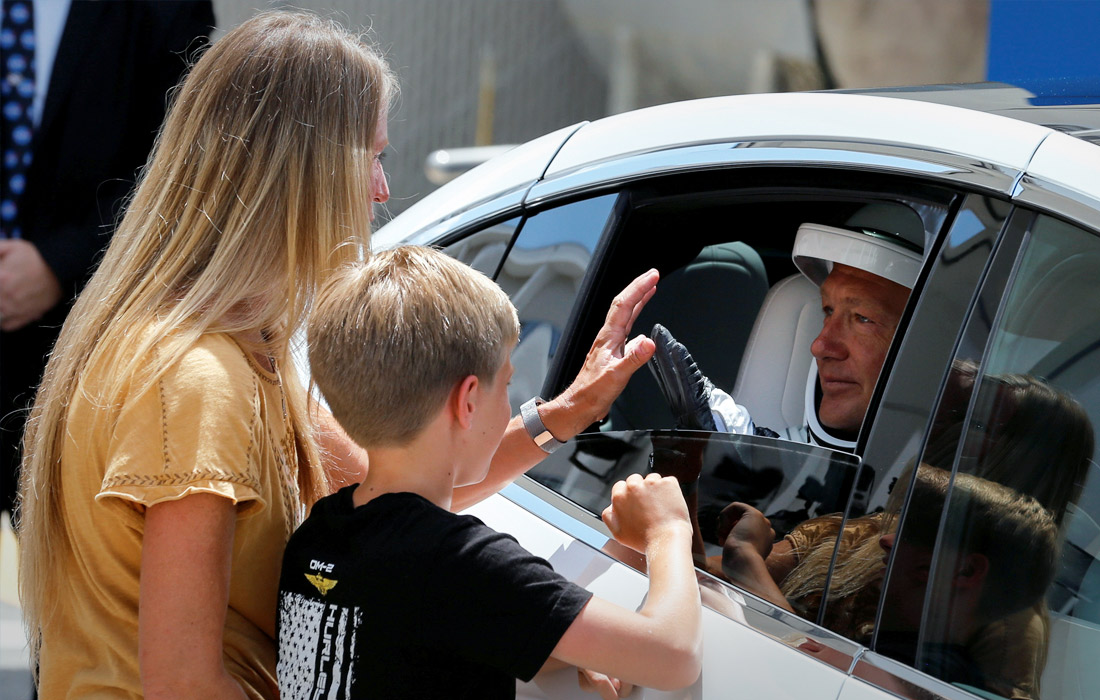 Астронавты Даглас Харли (на фото) и Роберт Бенкен неоднократно бывали в космосе. НАСА и SpaceX не сказали, сколько продлится экспедиция на МКС. Предположительно, не менее одного и не более четырех месяцев.