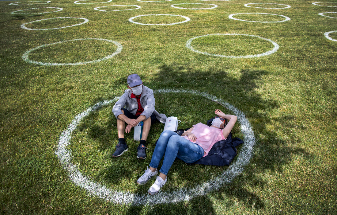 1 июня. В городском парке Стамбула на газонах нарисовали круги, которые показывают безопасное расстояние для социального дистанцирования.
