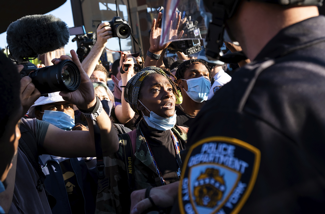 В Бруклине прошло шествие из-за убийства афроамериканца Джорджа Флойда в Миннеаполисе