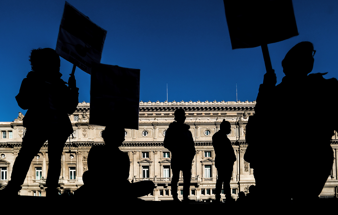 Аргентинцы вышли на площадь в Буэнос-Айресе с требованиями справедливости в связи со смертью Джорджа Флойда от рук полицейских в США