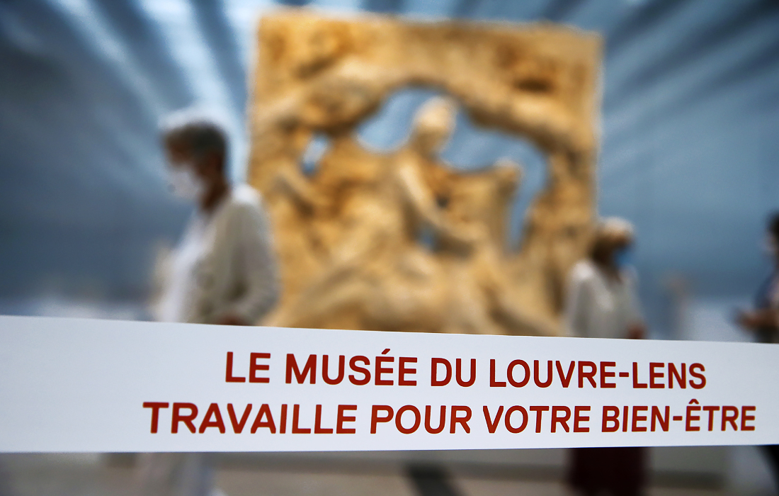 Во французском городе Ланс возобновил работу художественный музей, известный как Лувр II (Лувр-Ланс). При этом соблюдаются меры предосторожности, например, вход разрешен только в масках.