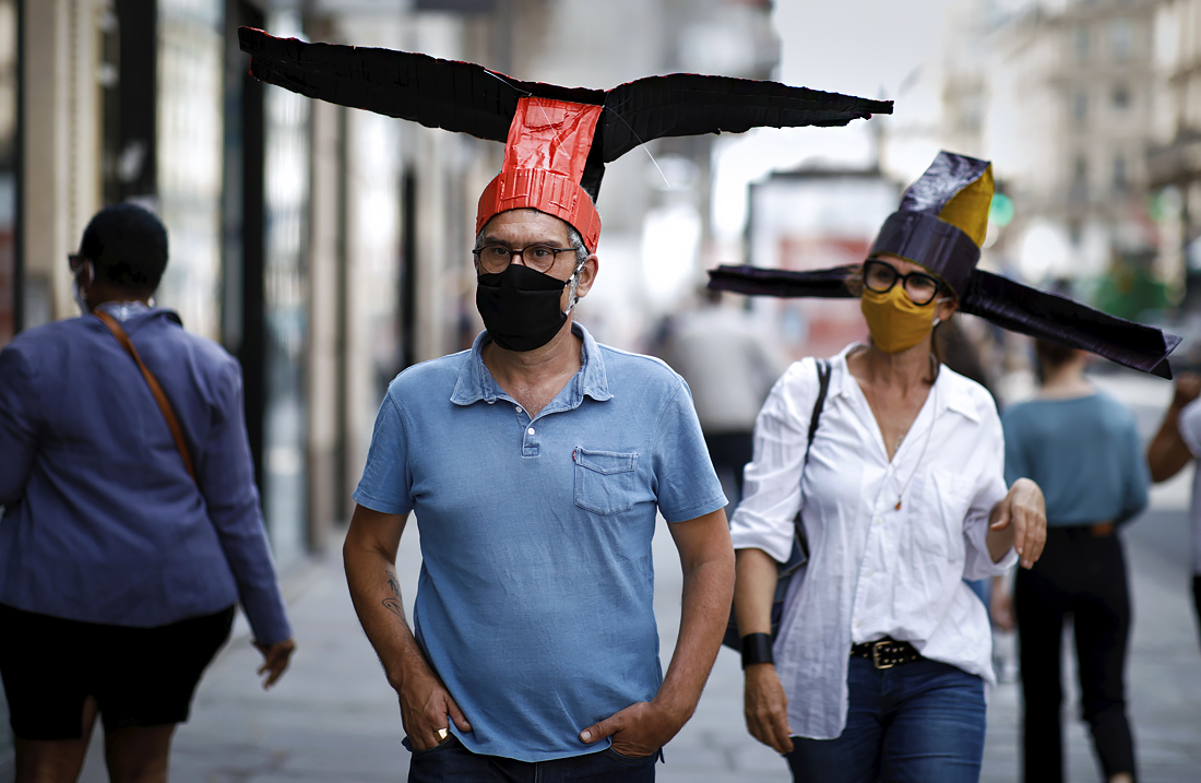 4 июня. Парижская галерея Rivoli готовится возобновить работу после вызванного пандемией перерыва. К мероприятию были созданы шляпы для социального дистанцирования, изготовленные из папье-маше и вдохновленные головными уборами династии Сун.