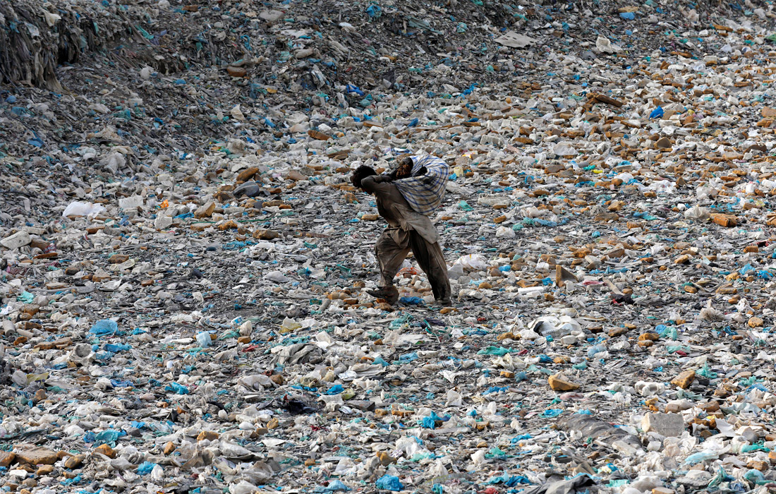 Ежегодно 5 июня отмечается Всемирный день охраны окружающей среды. На фото: юноша собирает вторсырье на свалке в Карачи, Пакистан.