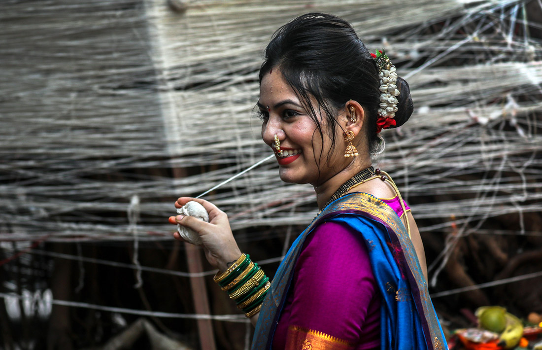 В Индии отмечают праздник Ват-Пурнима, во время которого замужние женщины молятся о благополучии своих мужей, обвязывая веревками баньяновые деревья