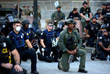 Полицейские из Атланты опустились на одно колено, выражая свою солидарность с манифестантами