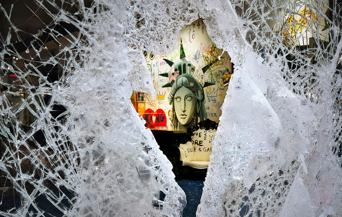 Разбитая витрина магазина Dolce&Gabbana в Нью-Йорке