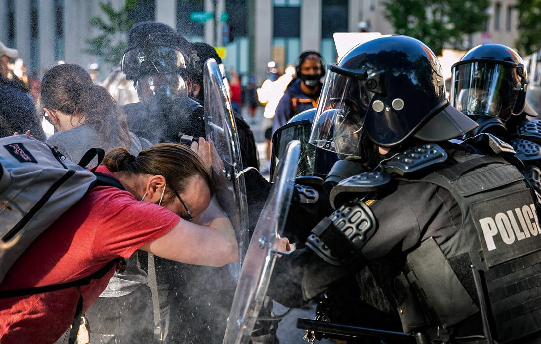 Сотрудники полиции применяют слезоточивый газ против протестующих в Вашингтоне