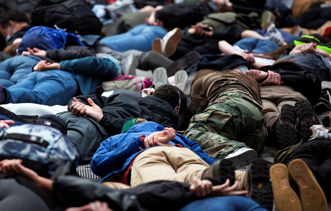 Протестующие в Сиэтле проводят минуту молчания в том положении, в котором находился Джордж Флойд во время смерти