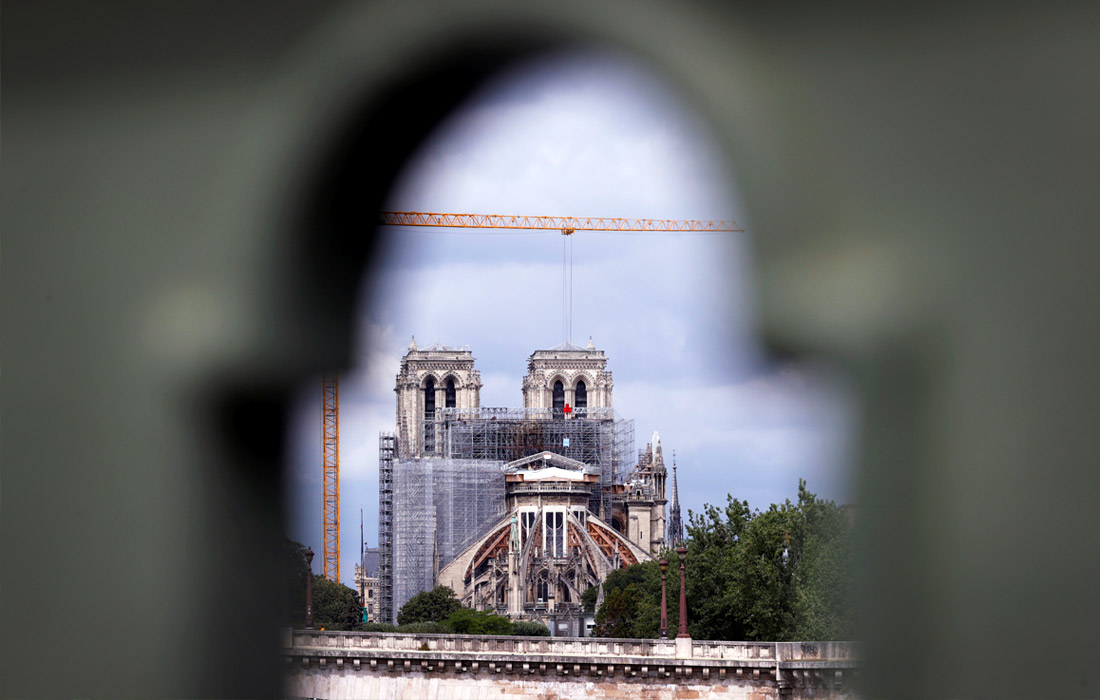 Строители приступили к демонтажу строительных лесов у шпиля собора Парижской Богоматери, которые при пожаре в прошлом году сильно деформировались  
