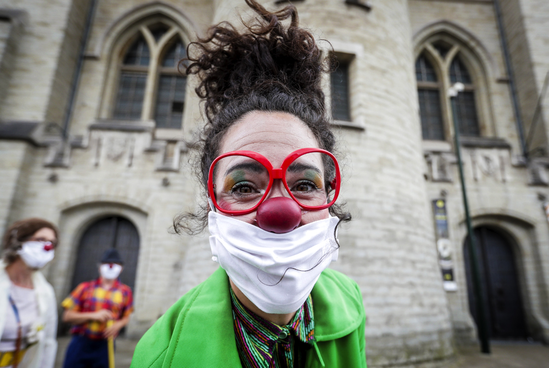 8 июня. В Брюсселе клоуны-волонтеры выступили в поддержку медработников и зараженных у больницы Сен-Пьер.