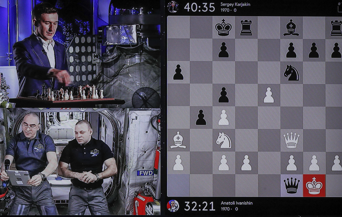 Шахматный матч "Космос-Земля" прошел между чемпионом мира по быстрым шахматам Сергеем Карякиным и космонавтами, находящимися на борту МКС