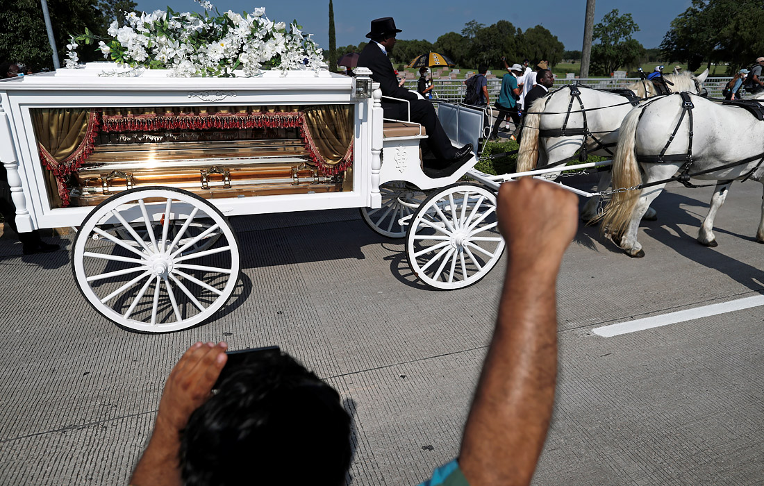Афроамериканца Джорджа Флойда, который две недели назад погиб от рук офицера полиции в Миннеаполисе, похоронили в пригороде Хьюстона. К месту погребения погибшего привезли на катафалке, запряженном лошадьми.