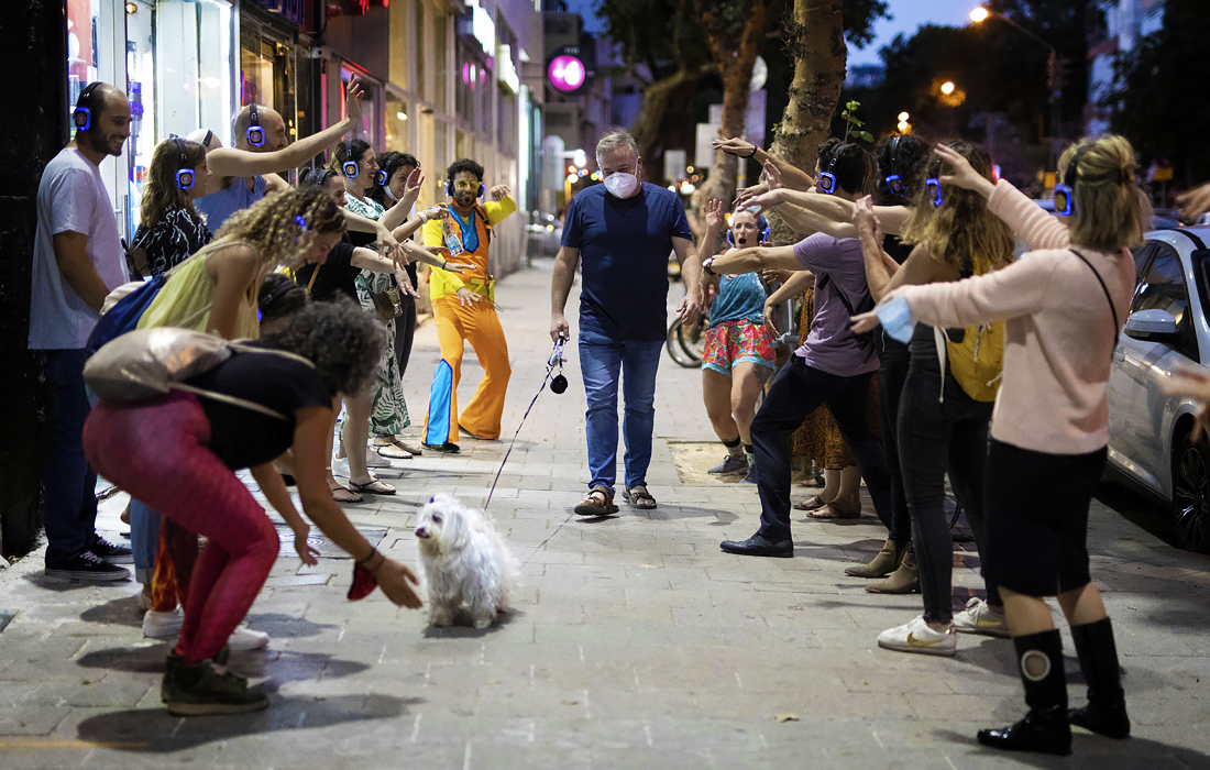 10 июня. В Тель-Авиве после ослабления карантинных ограничений открылись клубы на открытом воздухе в формате тихих вечеринок.