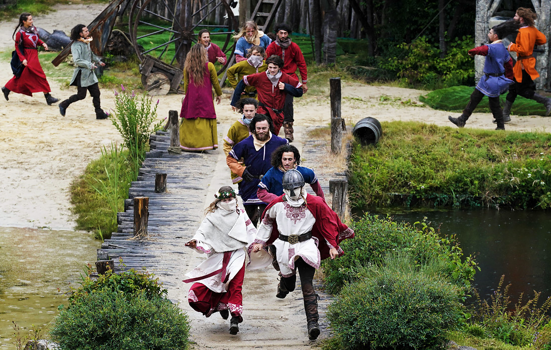 Во Франции открылся после пандемии первый тематический парк Puy du Fou. На фото: актеры во время шоу "Викинги".