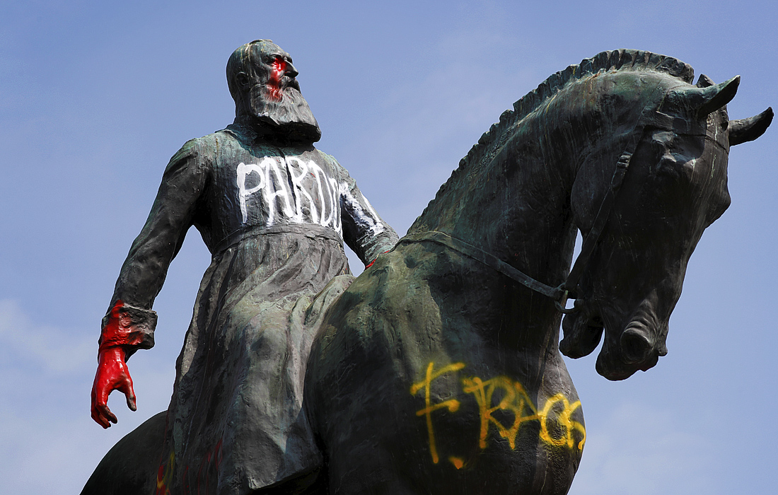 Конную скульптуру короля, расположенную неподалеку от королевского дворца в Брюсселе, разрисовали лозунгами антирасистского движения Black Lives Matter