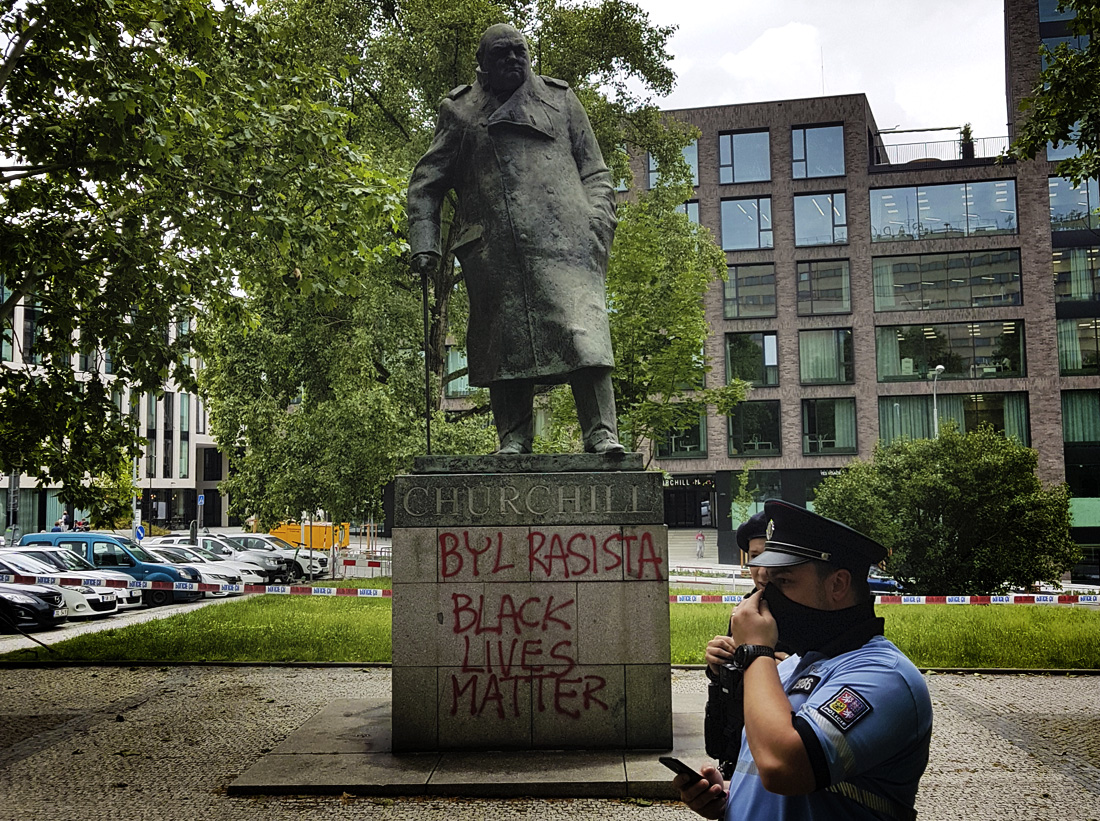 В ходе антирасистских протестов в Праге пострадал памятник бывшему премьер-министру Великобритании Уинстону Черчиллю. Демонстранты обвиняют его в расизме за имперское мышление и желание завоевать как можно больше наций.