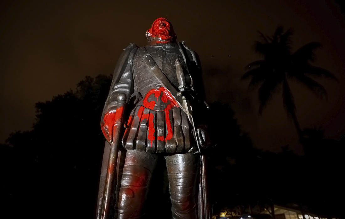 Участники протестов обвиняют Колумба в том, что он проявлял жестокость к коренному населению открытого им континента. На фото: залитый краской памятник Христофору Колумбу в Майами.